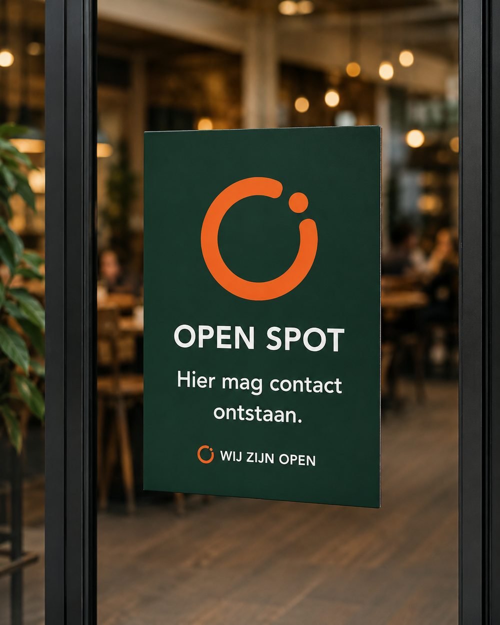 Open Spot-bordje bij de ingang van een café