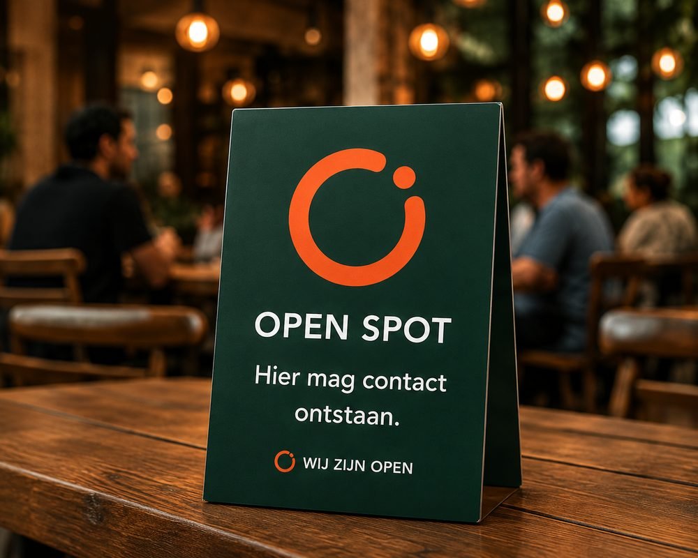 Open Spot-bordje op een cafétafel: hier mag contact ontstaan