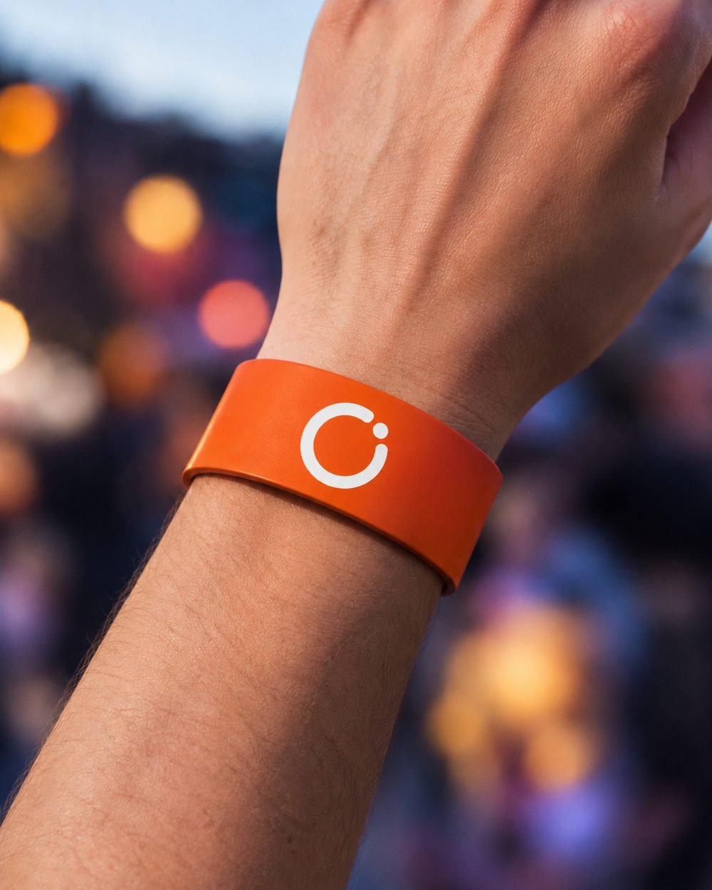Festivalbandje met het Open-symbool om een pols