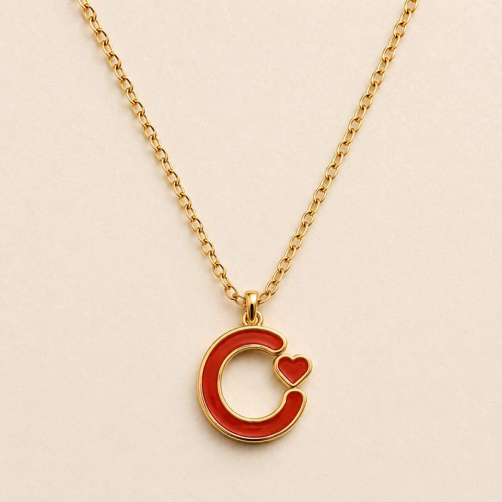 Gouden ketting met rode C en hartje