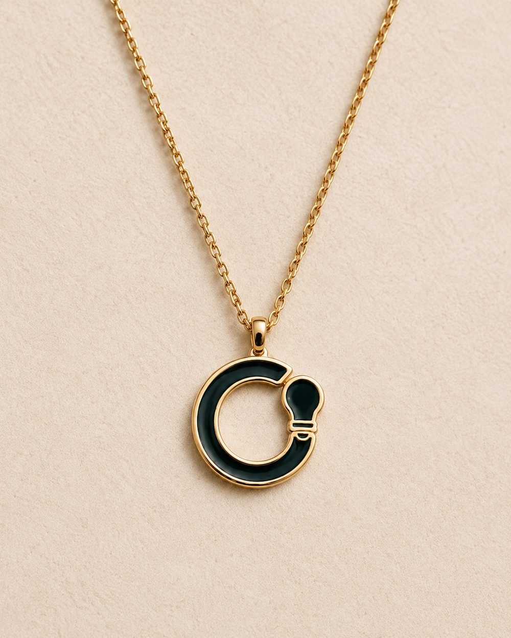 Gouden ketting met groene open-cirkel hanger