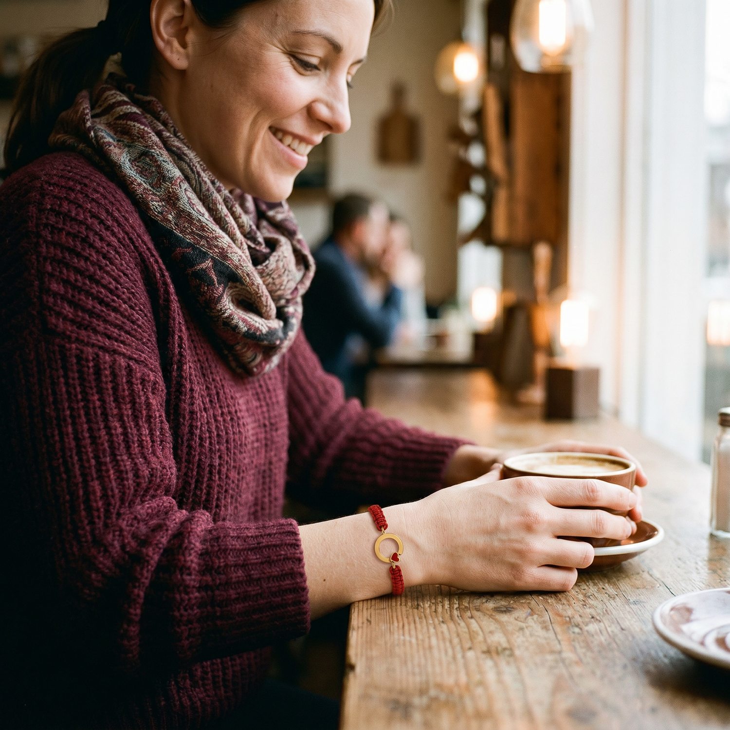 Vrouw met de Open-armband met hartje, open voor een romantische klik