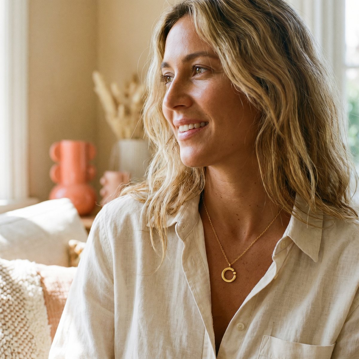 Vrouw die de Open-ketting met gouden hanger draagt