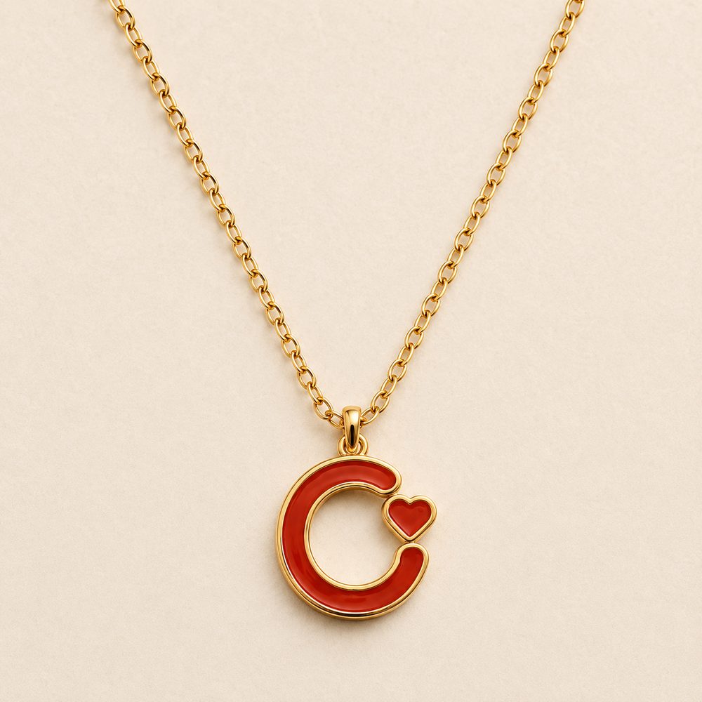 Gouden ketting met rode C en hartje